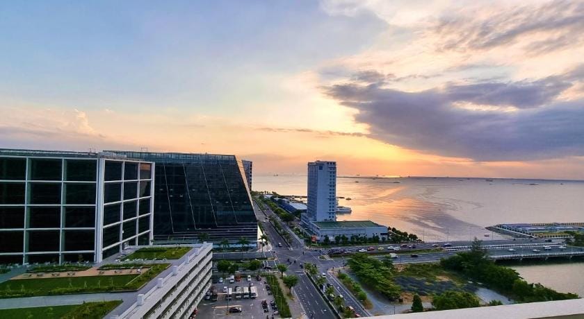 Luxury Seaside Sunset view at SM MOA Free Parking Apartment in Pasay