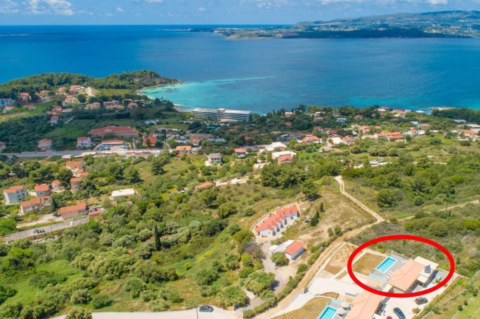 Villa Lassi Fos: Large Private Pool, Walk to Beach, Sea Views, A/C, WiFi                             Apartment in Argostolion