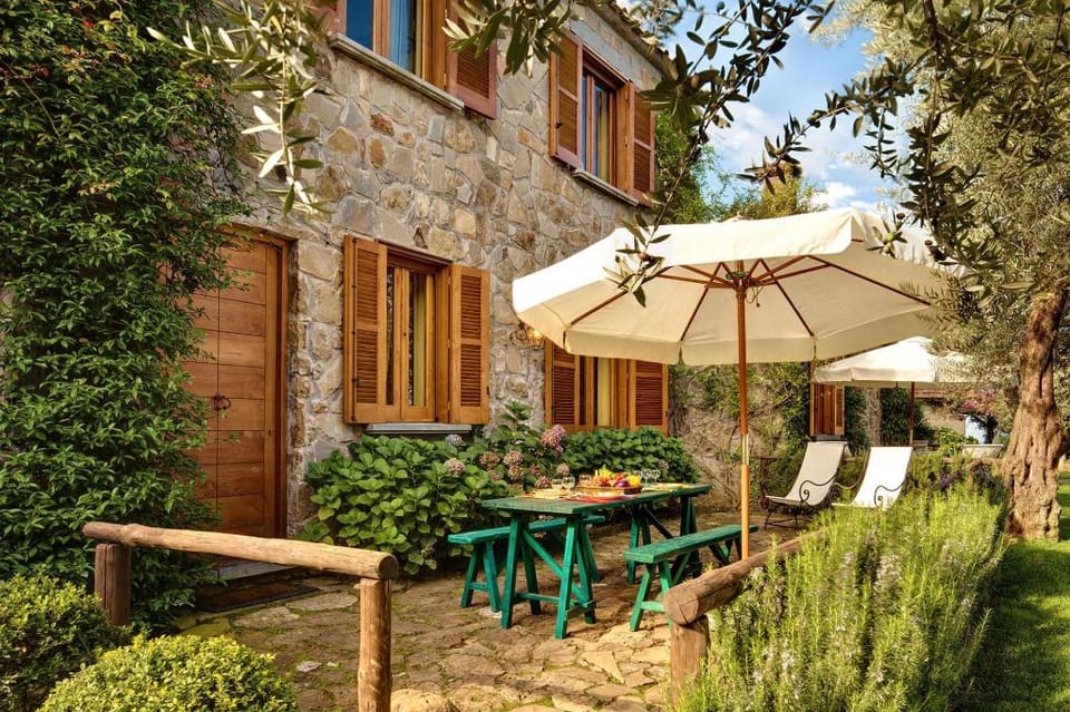 Casale La Torre. Farmhouse with garden, pool and incredible sea views Apartment in Massa Lubrense