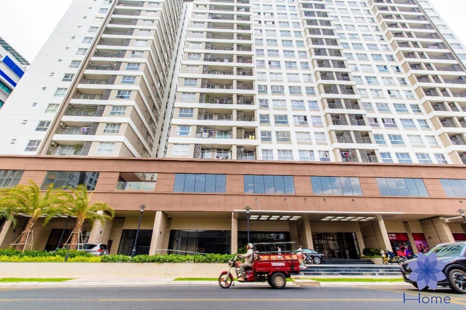 LUXURY 2BRs w/Pool View-near AIRPORT;FREE GYM&POOL Apartment in Ho Chi Minh City