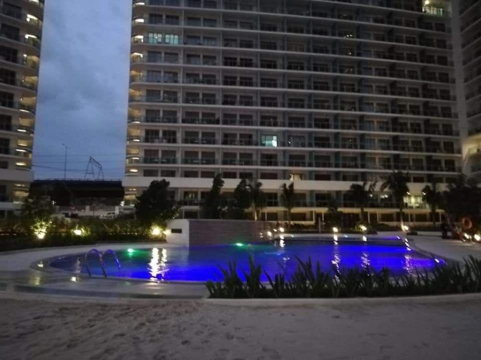 Two bedroom city view condo with balcony at Azure Vacation rental in Paranaque