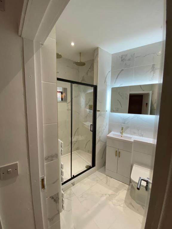 Executive Apart-His & Her Showers with Netflix 103 Apartment in Bradford