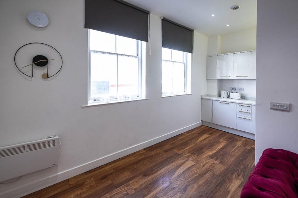 Execuitve Apart-His & Her Shower With Netflix 101  Apartment in Bradford