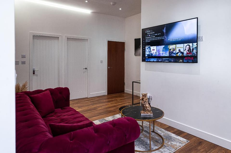 Execuitve Apart-His & Her Shower With Netflix 101  Apartment in Bradford