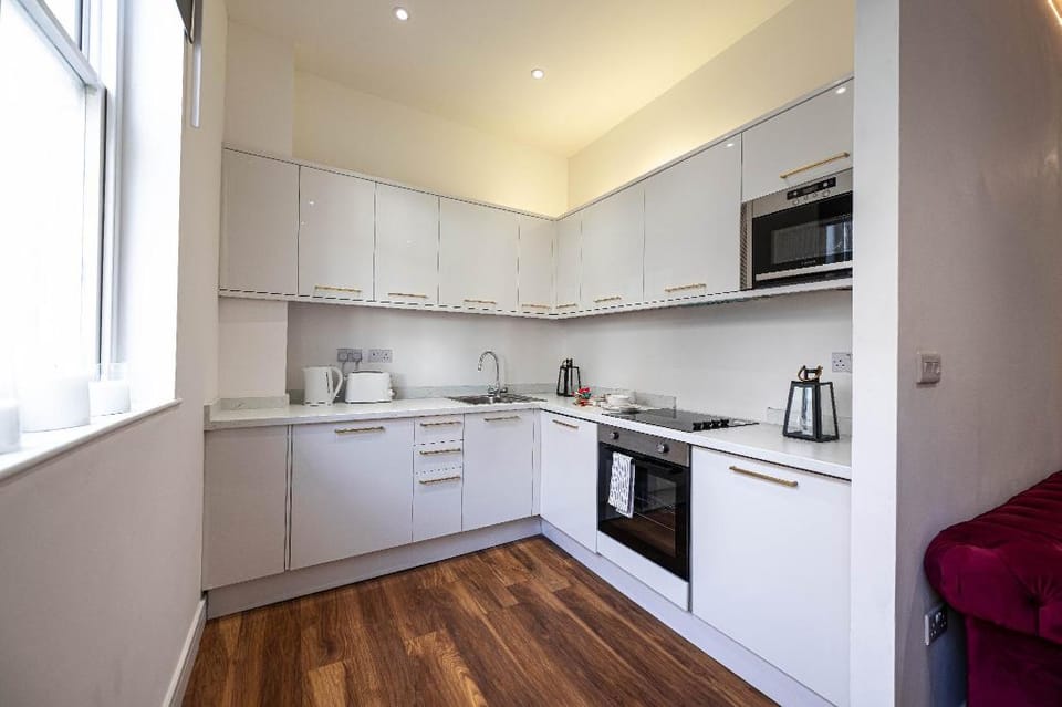 Execuitve Apart-His & Her Shower With Netflix 101  Apartment in Bradford