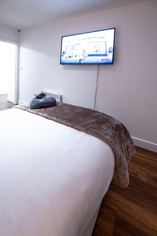 Deluxe Flat-Jaccuzi- Surround Sound & Netflix 105 Apartment in Bradford