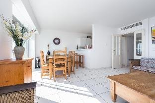 Bright two bedroomed apartment on the beach in Cannes with huge terrace with fabulous sea views - 20 Apartment in Cannes