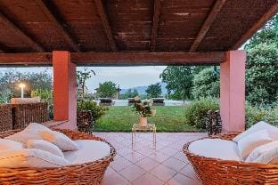 Cà Uvenere, Modern Farmhouse with Pool Apartment in Tuscany