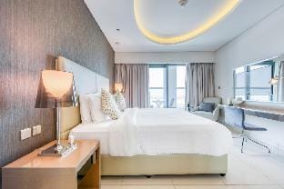 Cool Dubai Apt next Burj Khalifa & Design District Apartment in Dubai