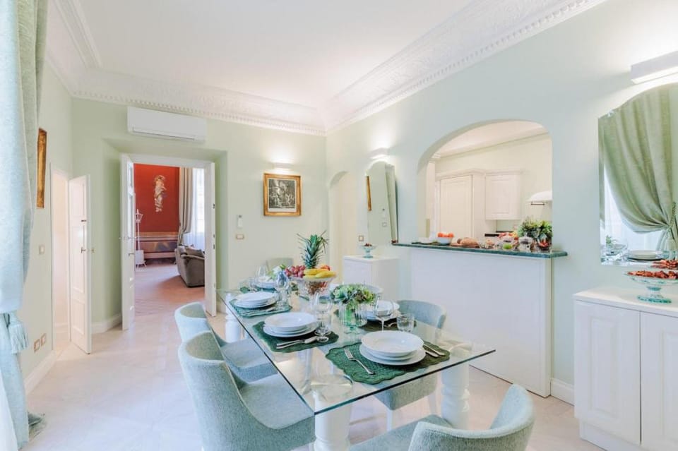 The Duchess Chambers, the Luxury Grand 3 bedrooms Apartment in Capannori