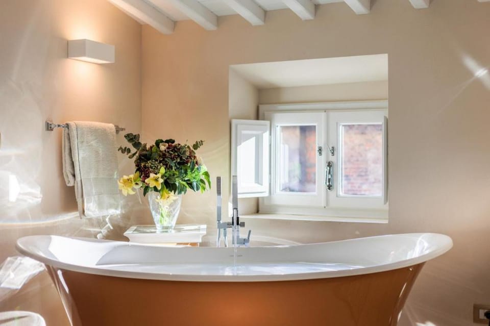 The Duchess Chambers, the Luxury Grand 3 bedrooms Apartment in Capannori