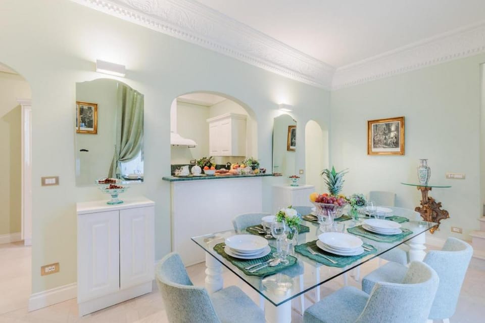 The Duchess Chambers, the Luxury Grand 3 bedrooms Apartment in Capannori