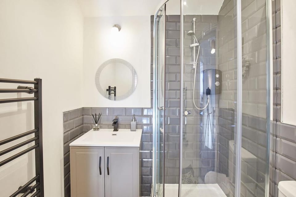 Host & Stay | Apartment 4 @ Queens Court Apartment in Scarborough