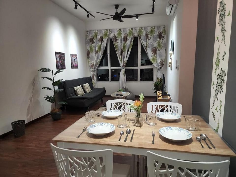 Kota kemuning 8pax 2R2B @ Bukit Rimau WIFI TV Box Vacation rental in Selangor, Malaysia
