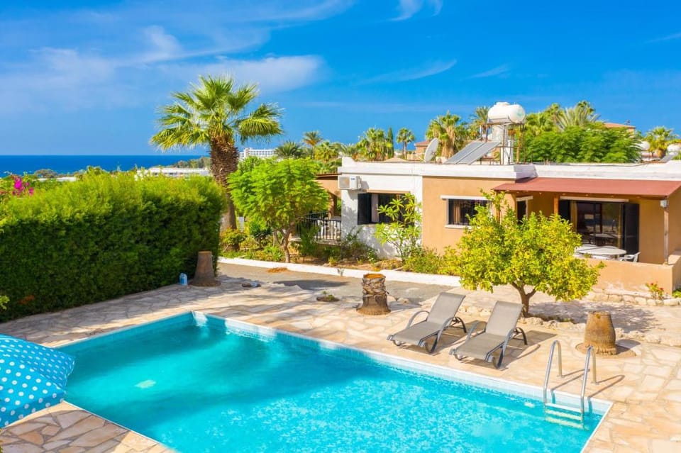Villa Eleni: Large Private Pool, Walk to Beach, Sea Views, A/C, WiFi, Car Not Required, Eco-Friendly Apartment in Peyia