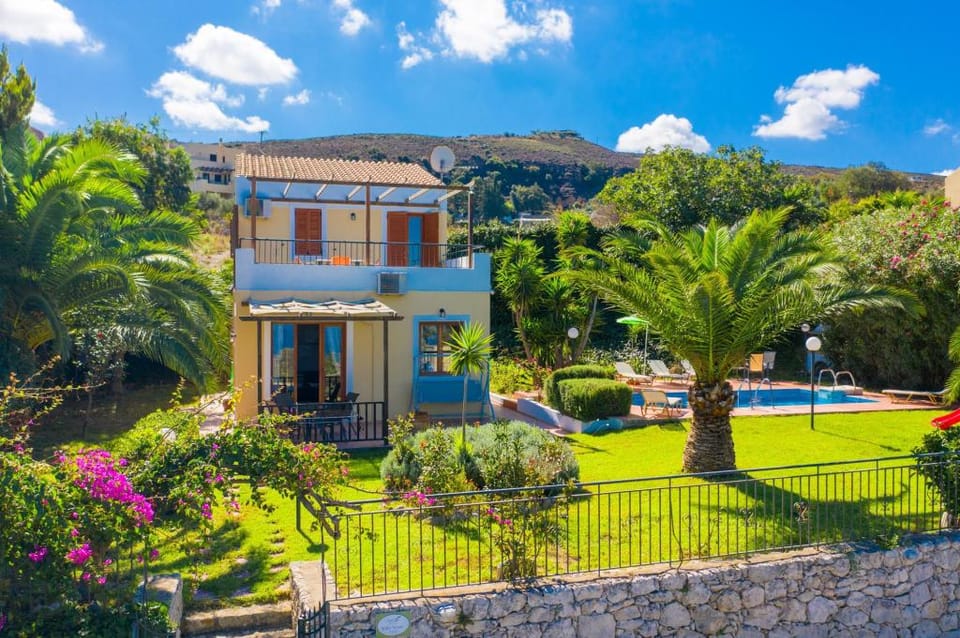 Villa Sevos: Large Private Pool, Sea Views, A/C, WiFi, Car Not Required                              Apartment in Crete