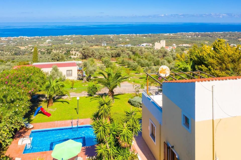 Villa Sevos: Large Private Pool, Sea Views, A/C, WiFi, Car Not Required                              Apartment in Crete