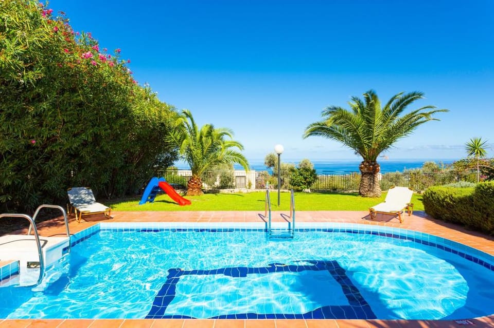 Villa Sevos: Large Private Pool, Sea Views, A/C, WiFi, Car Not Required                              Apartment in Crete