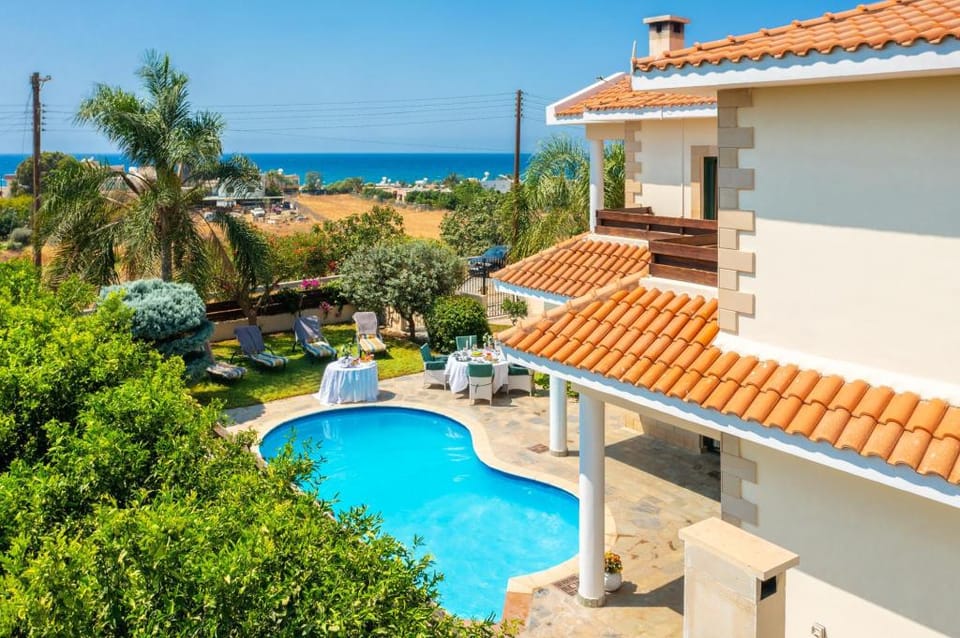 Villa Charianna: Large Private Pool, Walk to Beach, Sea Views, A/C, WiFi, Car Not Required, Eco-Frie Apartment in Paphos District