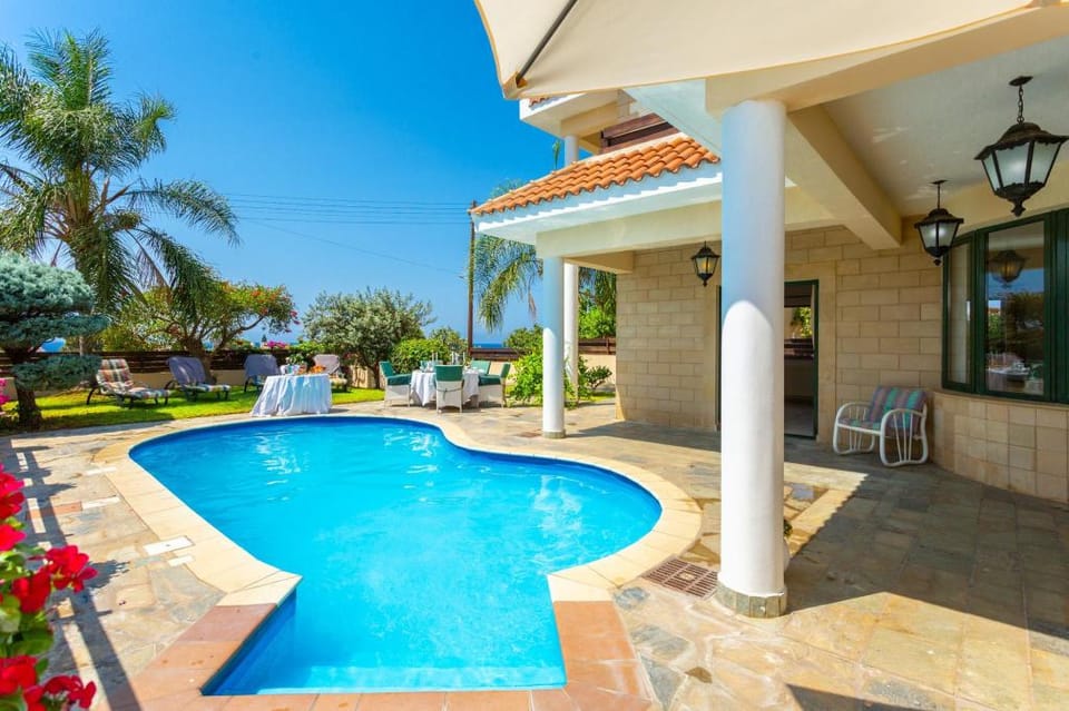 Villa Charianna: Large Private Pool, Walk to Beach, Sea Views, A/C, WiFi, Car Not Required, Eco-Frie Apartment in Paphos District