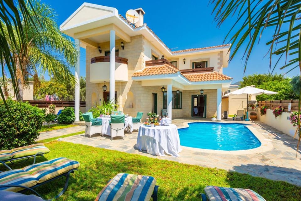 Villa Charianna: Large Private Pool, Walk to Beach, Sea Views, A/C, WiFi, Car Not Required, Eco-Frie Apartment in Paphos District