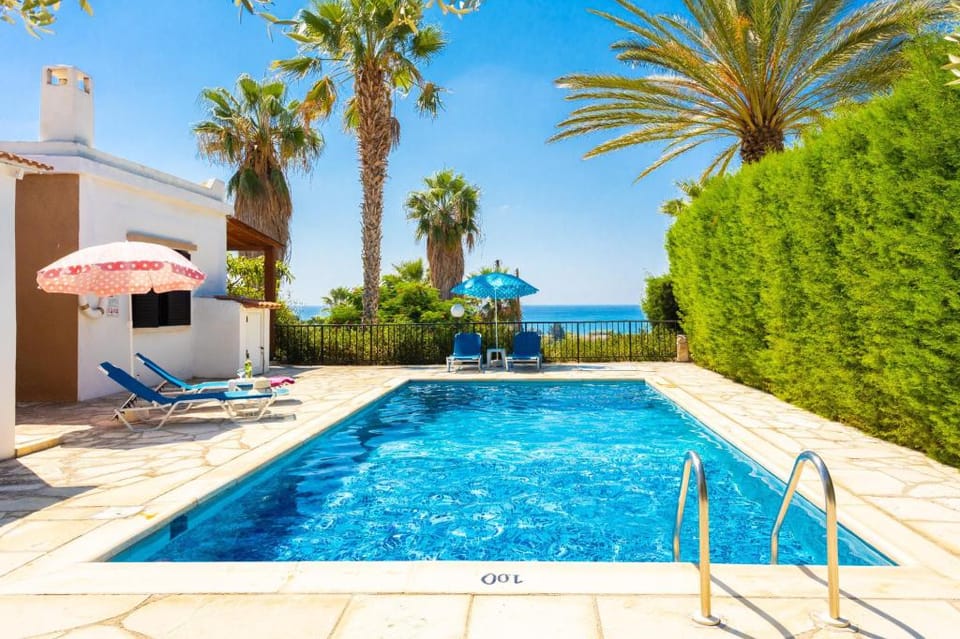 Villa Lela Tria: Large Private Pool, Walk to Beach, Sea Views, A/C, WiFi, Car Not Required, Eco-Frie Apartment in Peyia