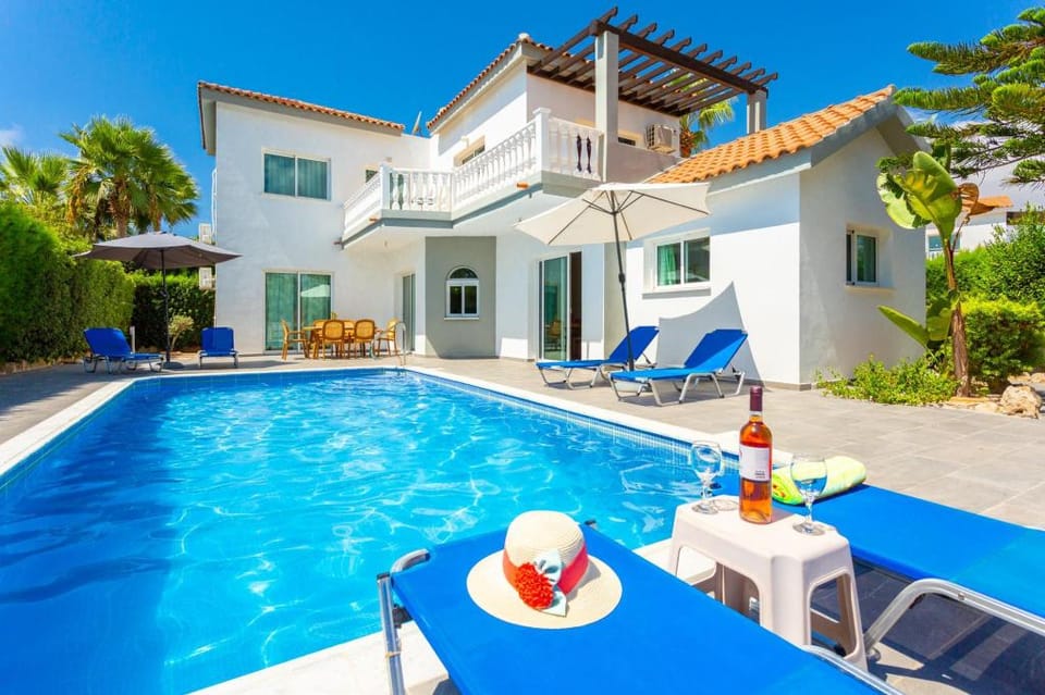 Villa Zenon: Large Private Pool, Walk to Beach, Sea Views, A/C, WiFi, Car Not Required               Apartment in Peyia