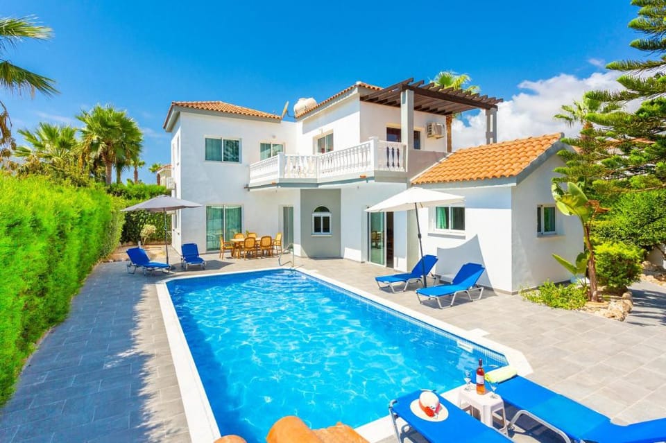 Villa Zenon: Large Private Pool, Walk to Beach, Sea Views, A/C, WiFi, Car Not Required               Apartment in Peyia