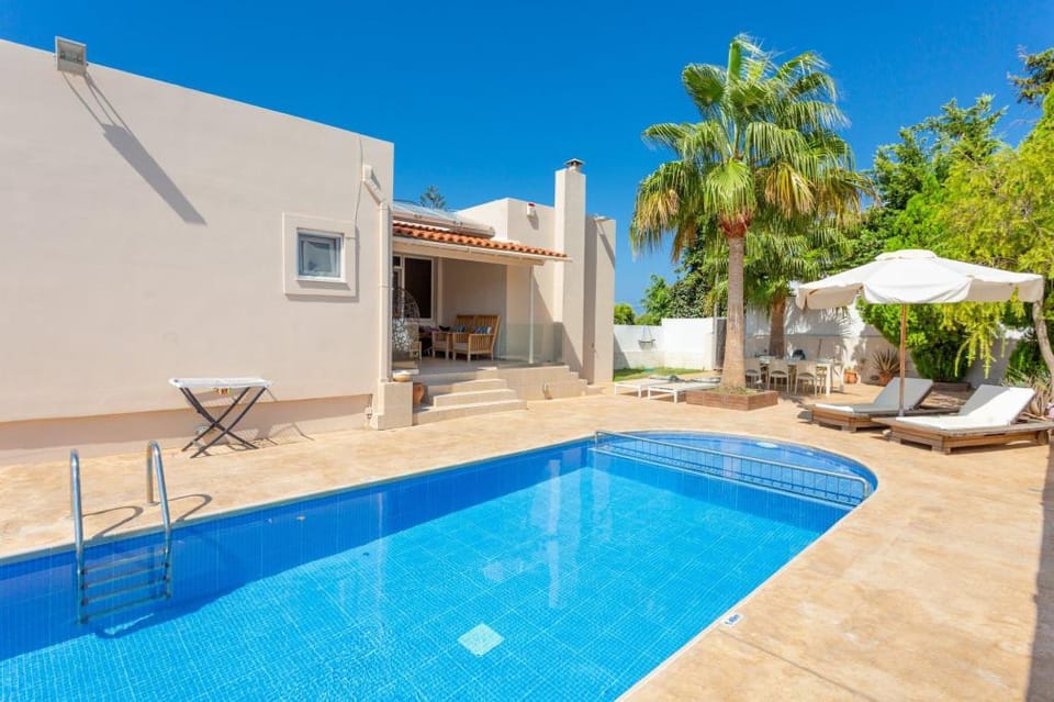Villa Thetis: Large Private Pool, Walk to Beach, Sea Views, A/C, WiFi, Car Not Required, Eco-Friendl Apartment in Crete