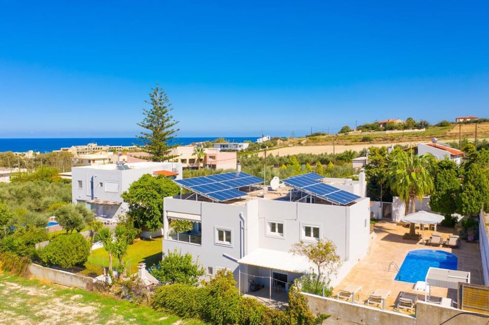 Villa Thetis: Large Private Pool, Walk to Beach, Sea Views, A/C, WiFi, Car Not Required, Eco-Friendl Apartment in Crete