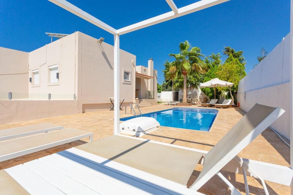 Villa Thetis: Large Private Pool, Walk to Beach, Sea Views, A/C, WiFi, Car Not Required, Eco-Friendl Apartment in Crete