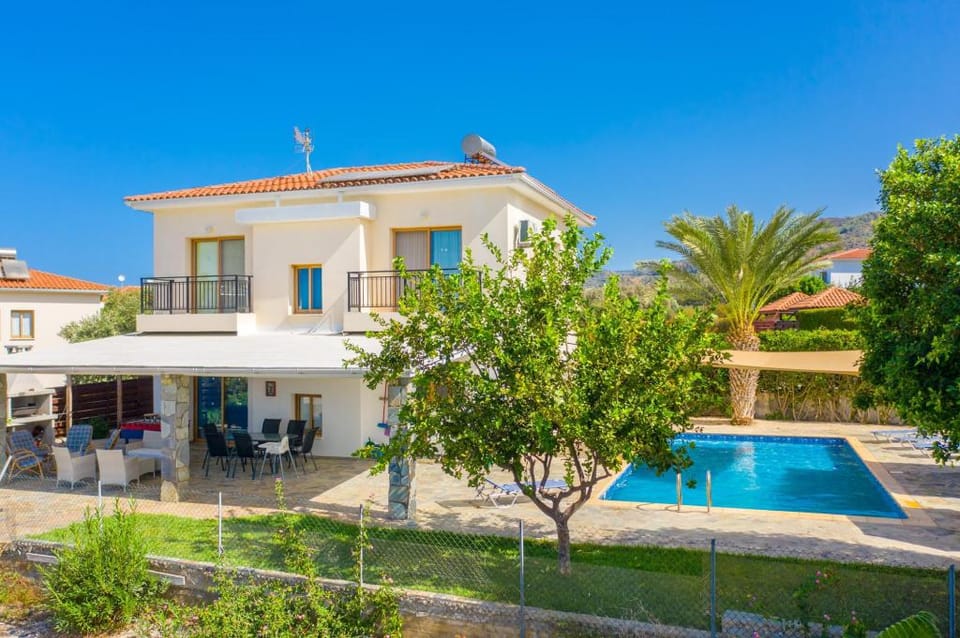 Villa Argaka Sunset: Large Private Pool, Walk to Beach, Sea Views, A/C, WiFi, Eco-Friendly           Apartment in Paphos District