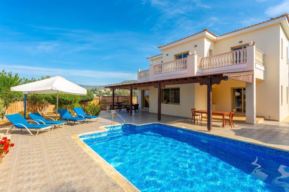 Villa Jan Lui: Large Private Pool, Walk to Beach, Sea Views, A/C, WiFi, Eco-Friendly                 Apartment in Paphos District