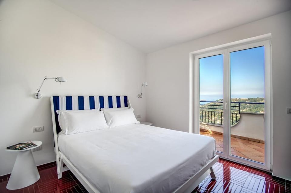 Villa La Luce. Modern Villa with Pool and Sea Views. A short walk from town Apartment in Massa Lubrense