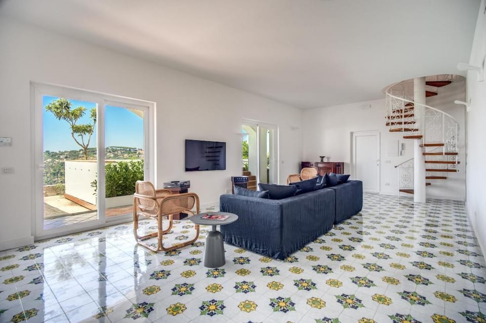 Villa La Luce. Modern Villa with Pool and Sea Views. A short walk from town Apartment in Massa Lubrense