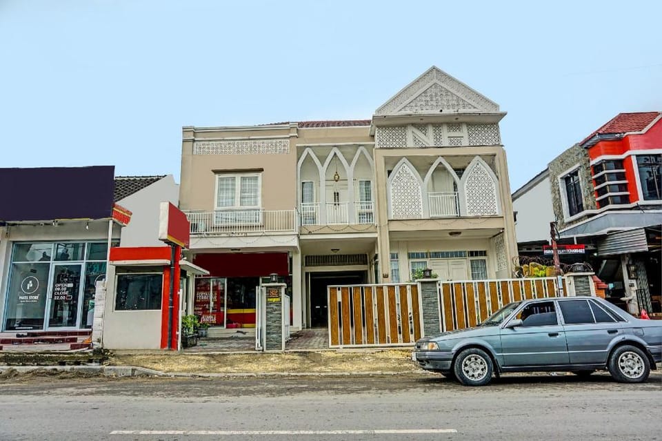 OYO 91812 Nh Kost Syariah Hotel in East Java