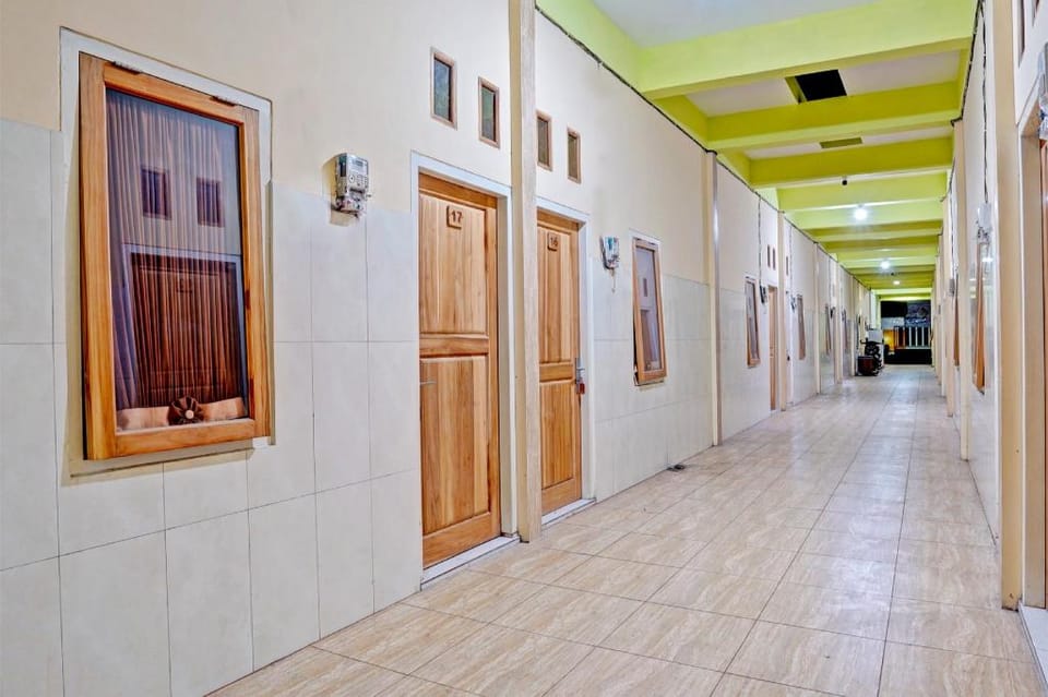 OYO Life 91884 Kost Kusuma Dewi Syariah Hotel in East Java