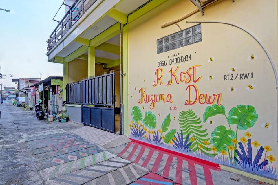OYO Life 91884 Kost Kusuma Dewi Syariah Hotel in East Java