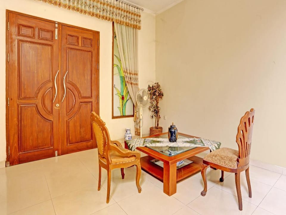 OYO 91861 Pemuda Kemuning Guest House Hotel in Indonesia