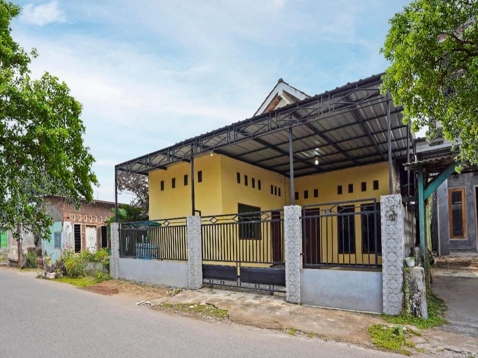 OYO Life 91869 Insan Mulia Kost Syariah Hotel in East Java