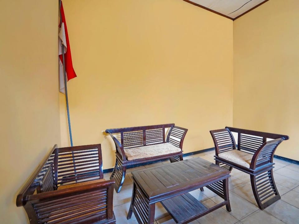 OYO Life 91869 Insan Mulia Kost Syariah Hotel in East Java
