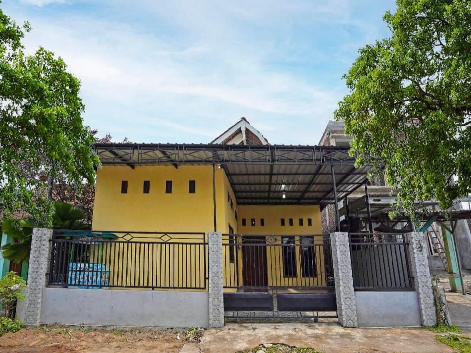 OYO Life 91869 Insan Mulia Kost Syariah Hotel in East Java