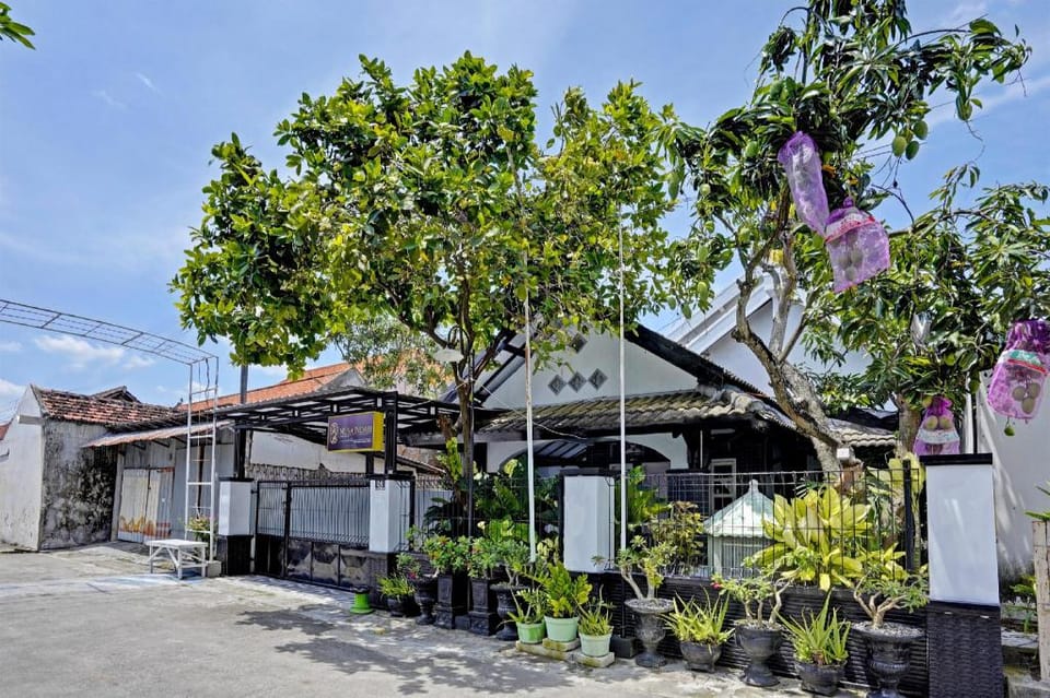SPOT ON 91868 Nusa Indah Guest House Syariah Hotel in East Java