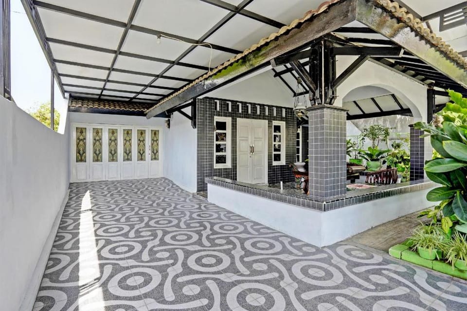 SPOT ON 91868 Nusa Indah Guest House Syariah Hotel in East Java