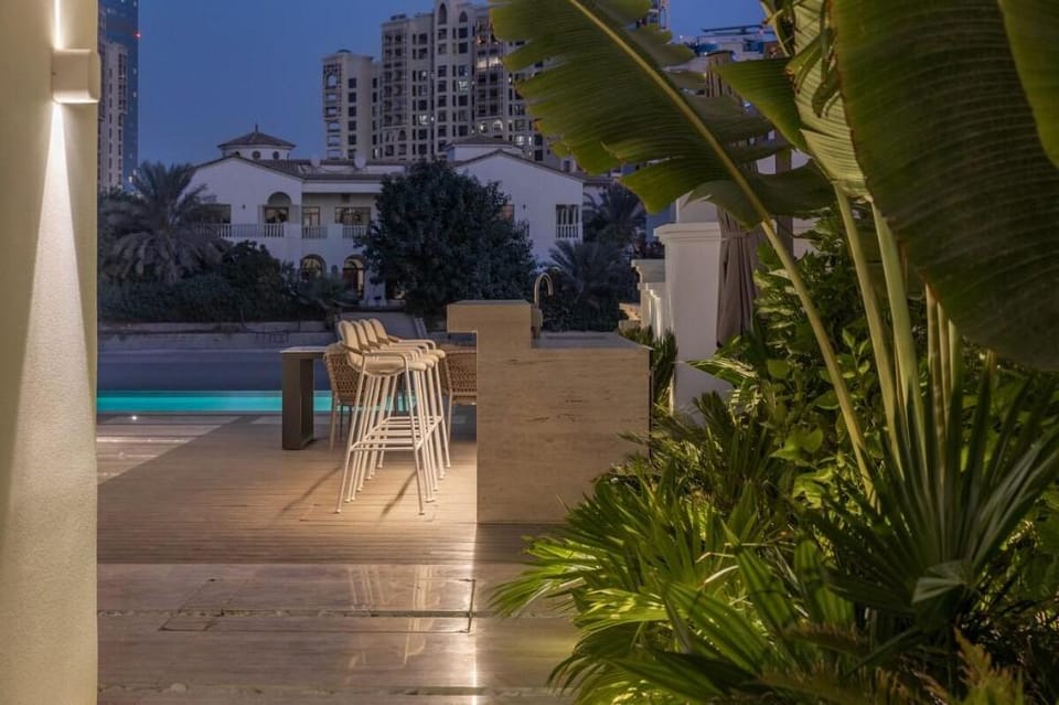 Palm Jumeirah Paradise: 5BR Villa | Infinity Pool Villa in Dubai