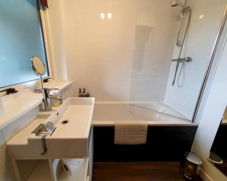 2 Bedroom, free parking & Netflix near hospitals Apartment in Aberdeen