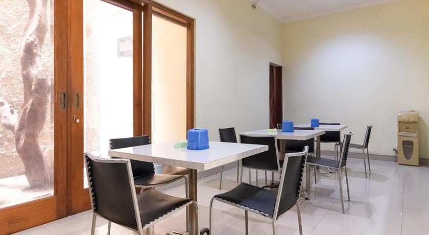 TwoSpaces Living at Toedjoeh Enam Homestay Surabaya Bed and Breakfast in Surabaya