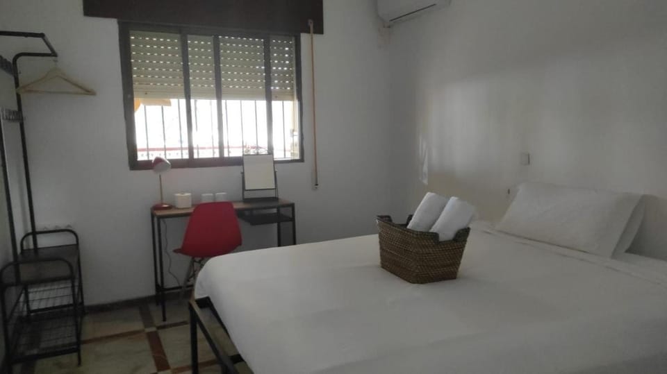 Convenient Rooms - Ferry, Train & Bus Station - Bed and Breakfast in Algeciras