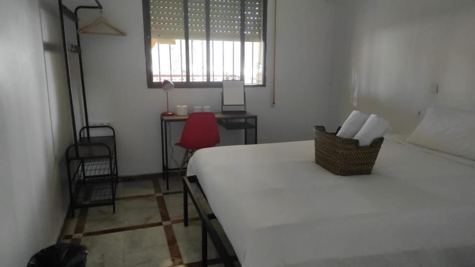 Convenient Rooms - Ferry, Train & Bus Station - Bed and Breakfast in Algeciras
