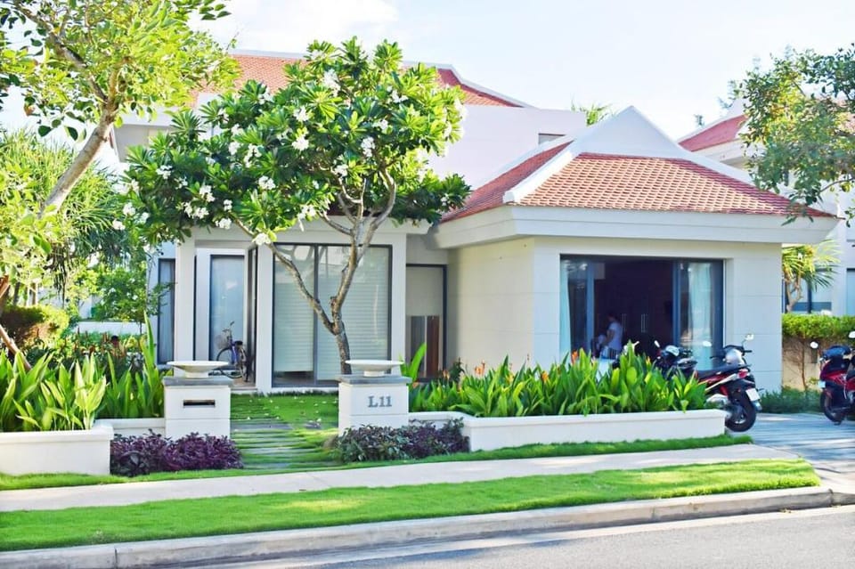 Cheerful 3-bedroom villa with pool Villa in Hoa Hai